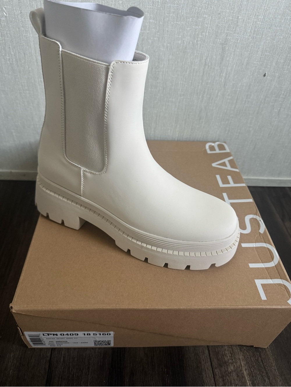 Shoe Dazzle Cream Chelsea Lug Ankle Boot